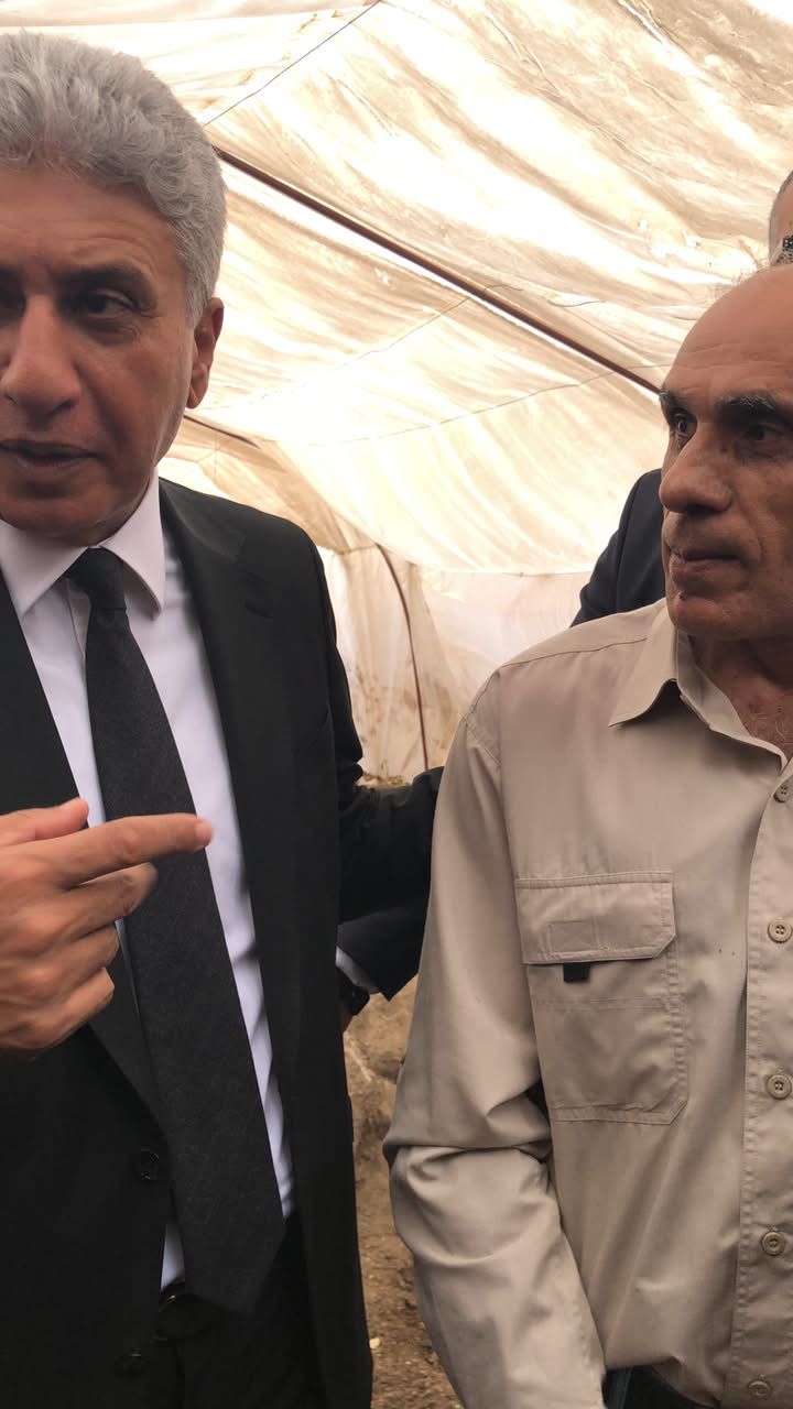 وزير السياحة يهدي مكتشف تمثال رمسيس الثاني رحلة عمرة
