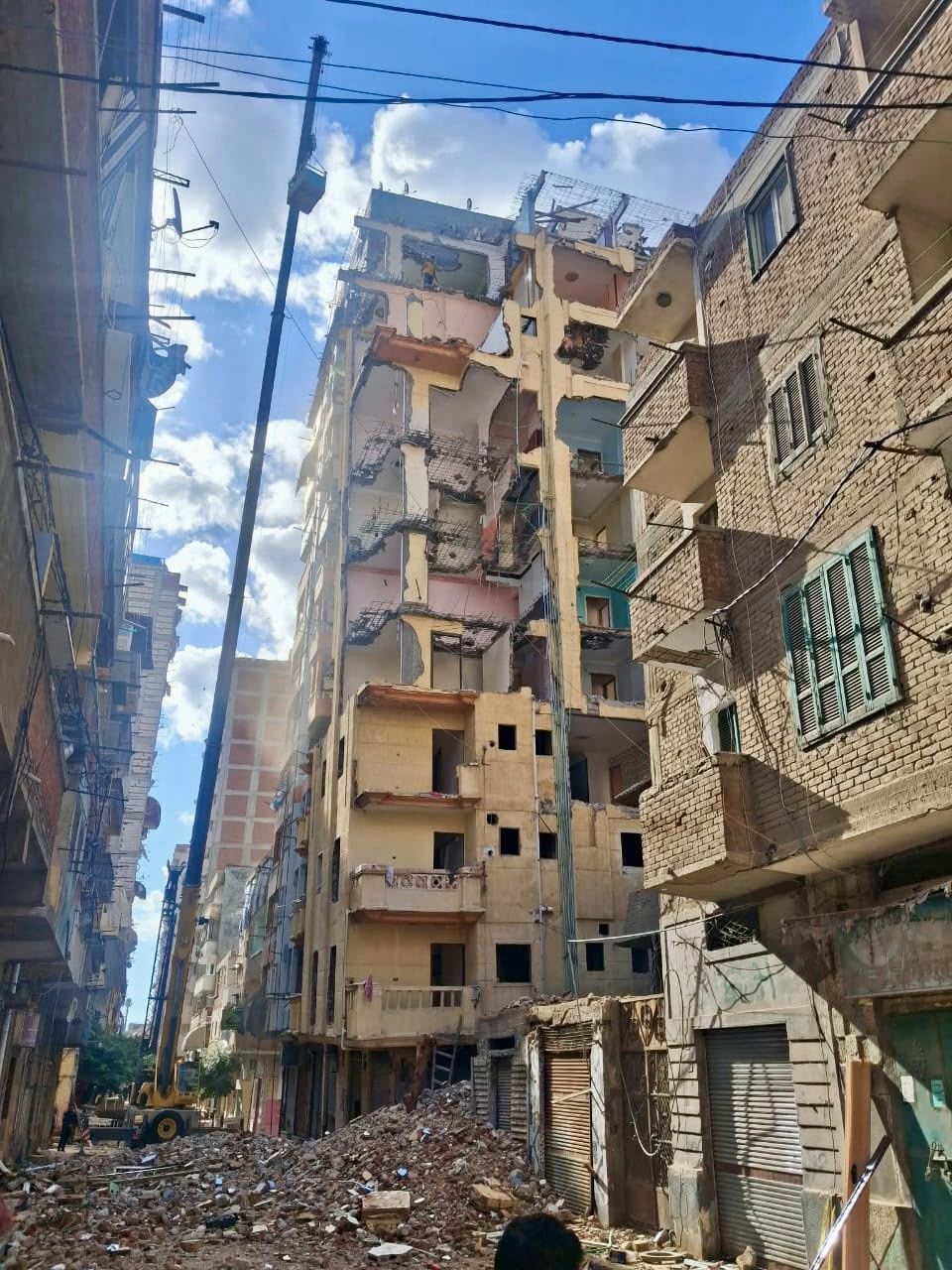 النيابة الإدارية تفحص واقعة ميل عقار أمبروزو المكون من 14 طابق بالإسكندرية (9)