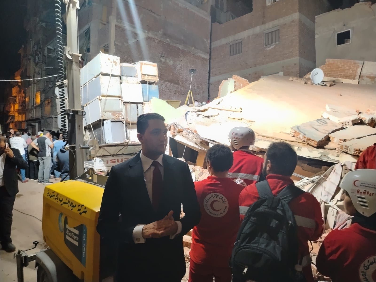 انتشال جثمان سيدة من أسفل أنقاض عقار (5) انتشال جثمان سيدة من أسفل أنقاض عقار (5)