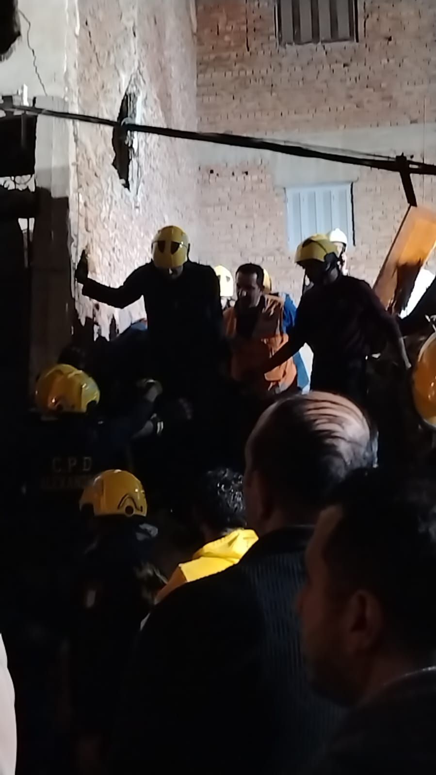 انتشال جثمان سيدة من أسفل أنقاض عقار (3) انتشال جثمان سيدة من أسفل أنقاض عقار (3)