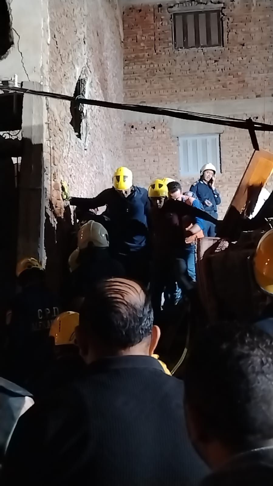 انتشال جثمان سيدة من أسفل أنقاض عقار (2) انتشال جثمان سيدة من أسفل أنقاض عقار (2)
