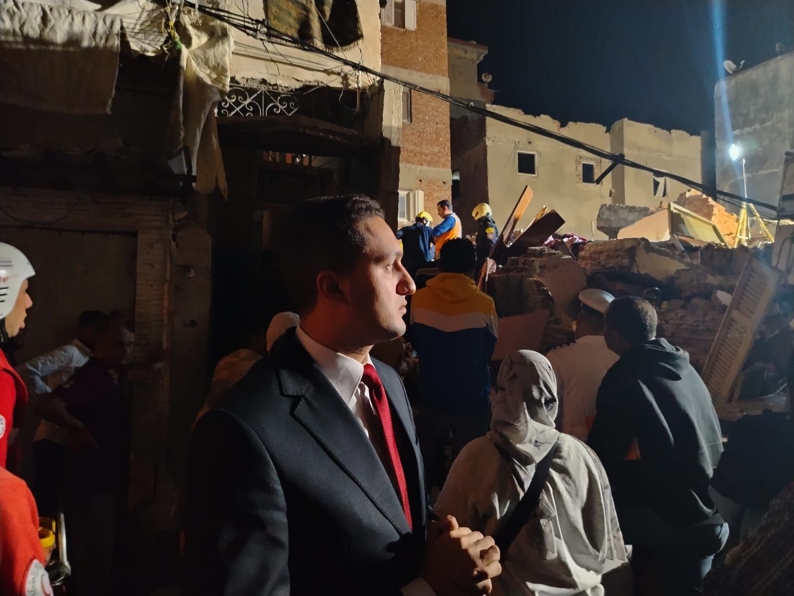 انتشال جثمان سيدة من أسفل أنقاض عقار (4) انتشال جثمان سيدة من أسفل أنقاض عقار (4)