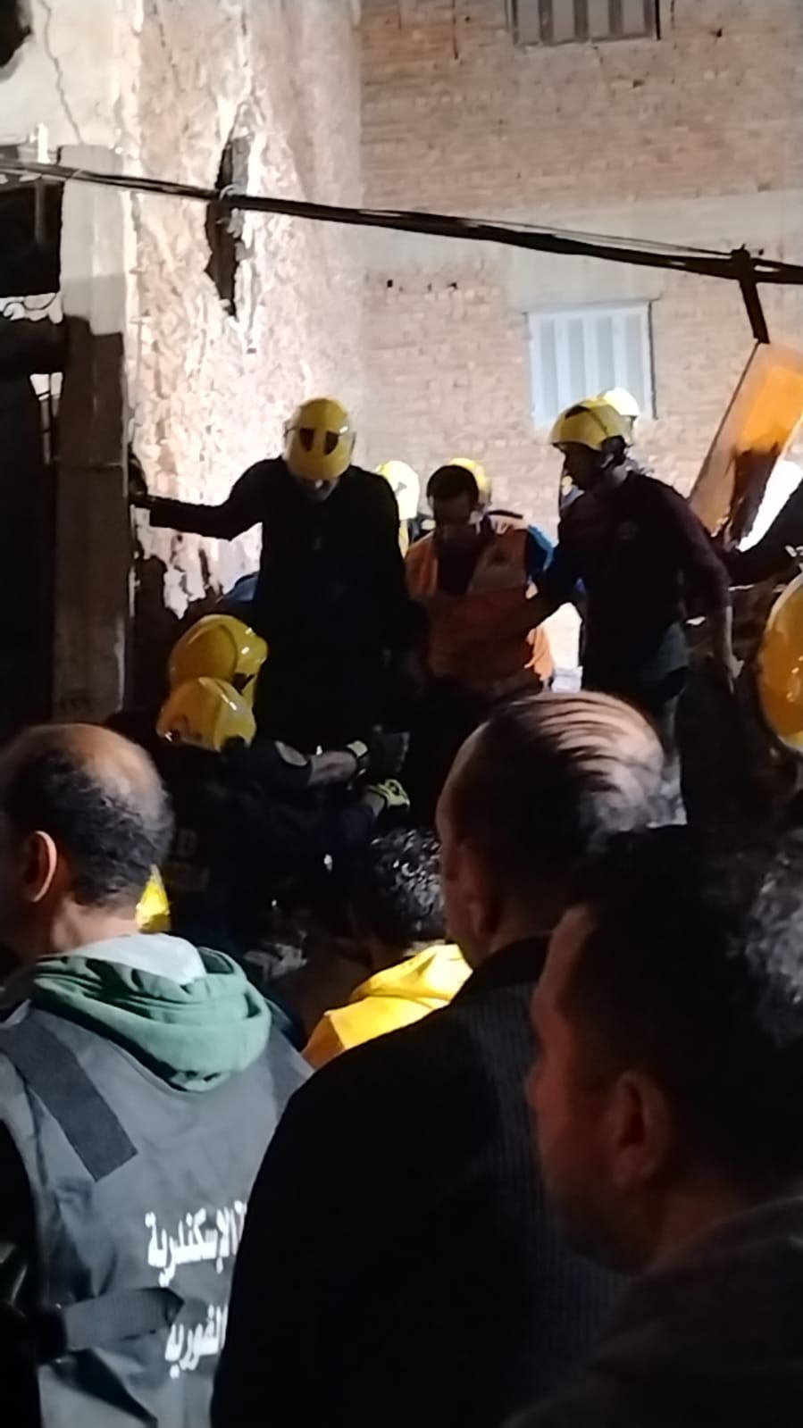 انتشال جثمان سيدة من أسفل أنقاض عقار (1) انتشال جثمان سيدة من أسفل أنقاض عقار (1)