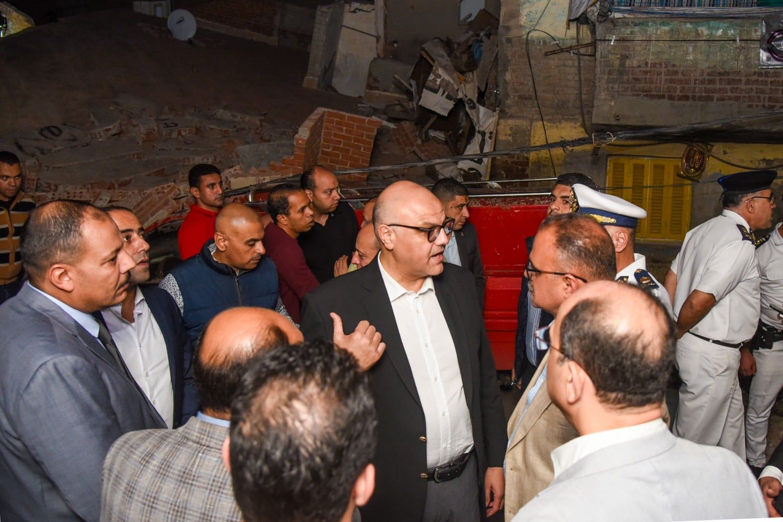 محافظ الاسكندرية يتابع تداعيات انهيار العقار محافظ الاسكندرية يتابع تداعيات انهيار العقار