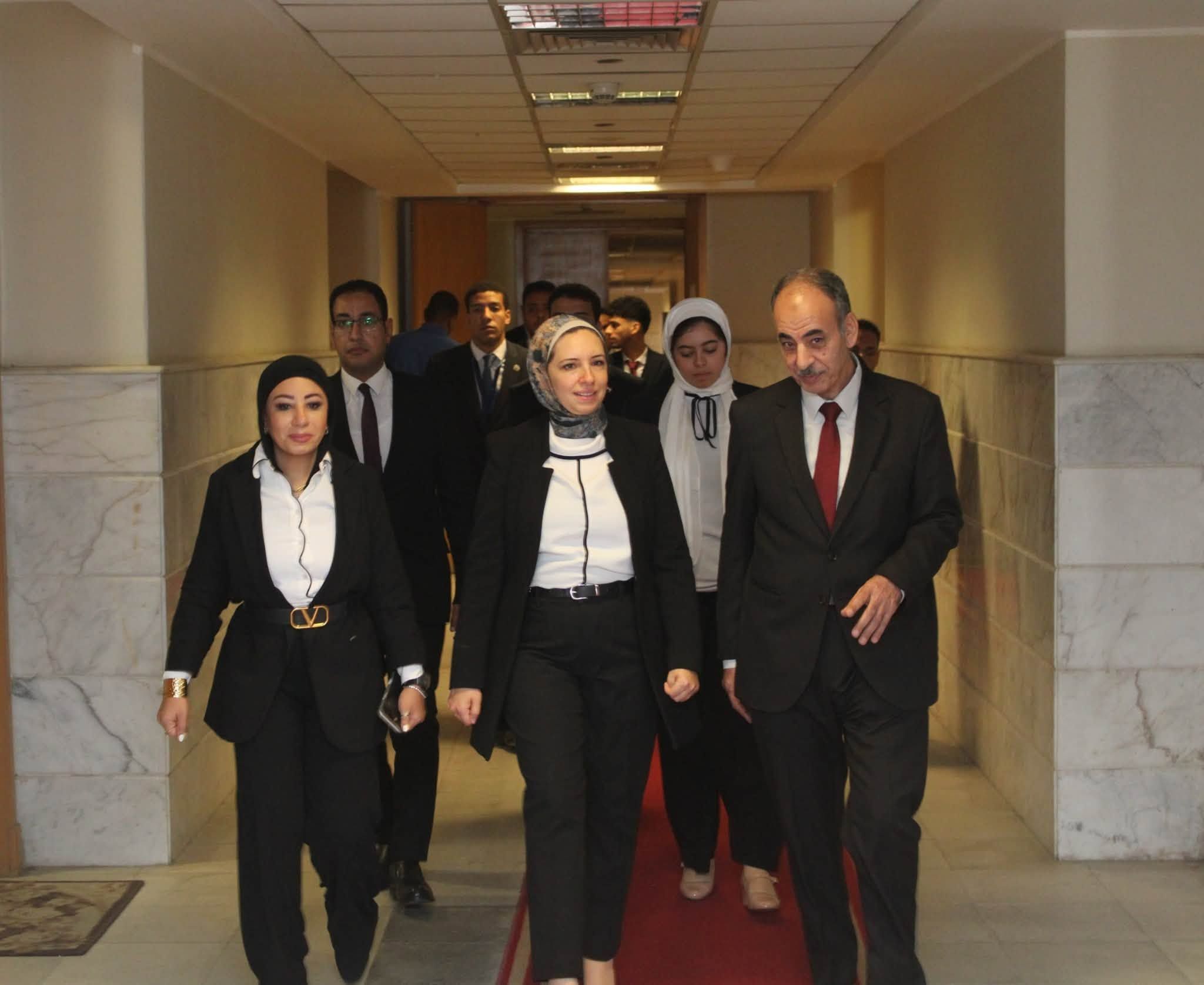 النيابة الإدارية تستضيف وفدًا من كلية القانون بالجامعة المصرية الصينية (10) النيابة الإدارية تستضيف وفدًا من كلية القانون بالجامعة المصرية الصينية (10)