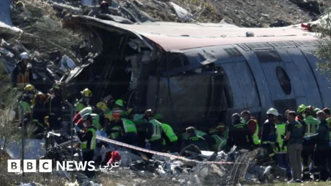 تصادم قطارين فائقي السرعة في إسبانيا يقتل 64 شخصاً على الأقل