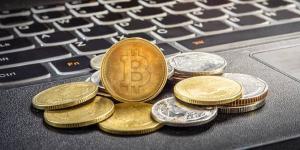 العملات المشفرة ترتفع مع تراجع أسعار النفط.. وبيتكوين تقترب من 83 ألف دولار