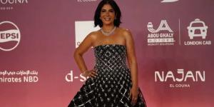 منى زكي تبكي على الـ«ريد كاربت» في مهرجان الجونة السينمائي.. لهذا السبب