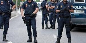 اشتباكات بين شرطة مدريد ومعلمين متظاهرين أمام قصر سانتونيا
