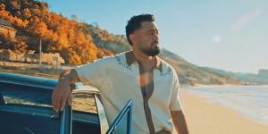 بعد 15 عاما على ألبومه لسه بإيديا.. حاتم فهمي يعود للجمهور بطرح فيديو كليب بعد غيابه