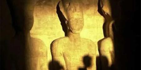 لمدة 20 دقيقة.. تعامد الشمس على وجه الملك رمسيس الثاني بمعبد أبوسمبل