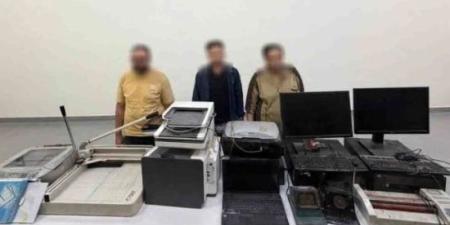 ضبط تشكيل عصابي متخصص في تزوير المحررات الرسمية وتقليد الأختام بالقاهرة