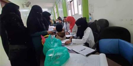 فاطمة تحارب السرطان وحيدة في تعز.. ثلاث سنوات من العلاج وحصار يمنعها من العودة إلى أسرتها