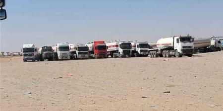 انفراجة في أزمة الوقود بين مأرب وشبوة بإطلاق المقطورات المحتجزة