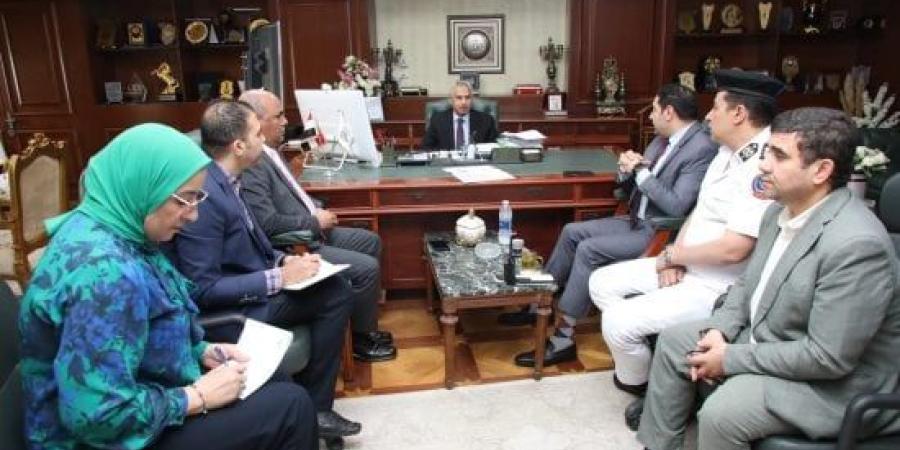 محافظ بنى سويف يبحث استثمار المناطق التجارية بميدان المديرية :اليوم السابع