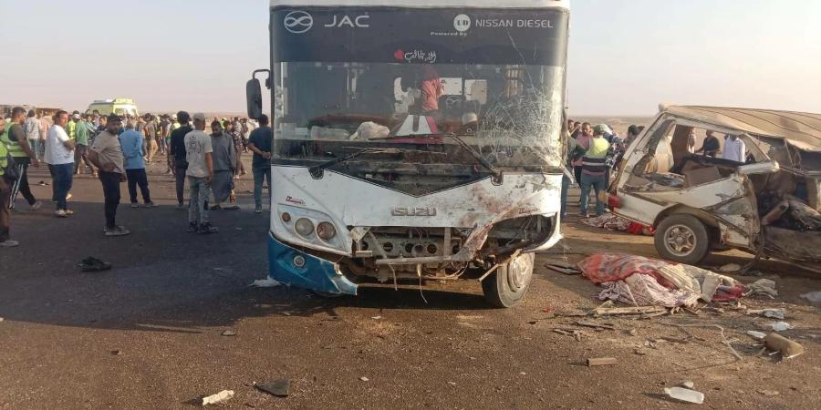 مصر.. وفاة 13 شخصًا وإصابة 40 آخرين في حادث تصادم على طريق أسيوط الغربي