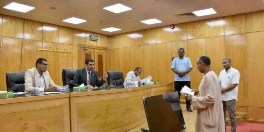 نائب محافظ الأقصر يناقش 45 شكوى وطلبًا في اليوم المفتوح الأسبوعي