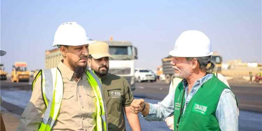 رغم صواريخ الحوثي.. محافظ عدن من مدرج المطار: مطار عدن لن يتوقف