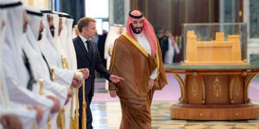 ولي العهد السعودي يستقبل الرئيس الفرنسي في الرياض.. وهذه أبرز ملفات اللقاء