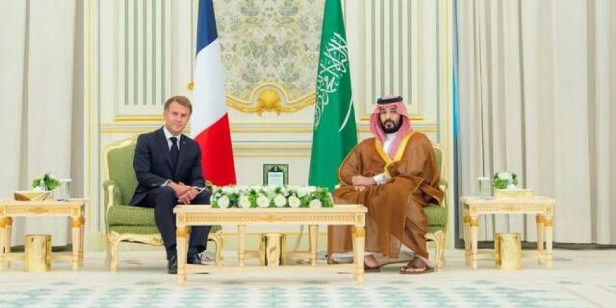 ولي العهد ورئيس فرنسا يناقشان تعزيز التعاون وأوضاع المنطقة