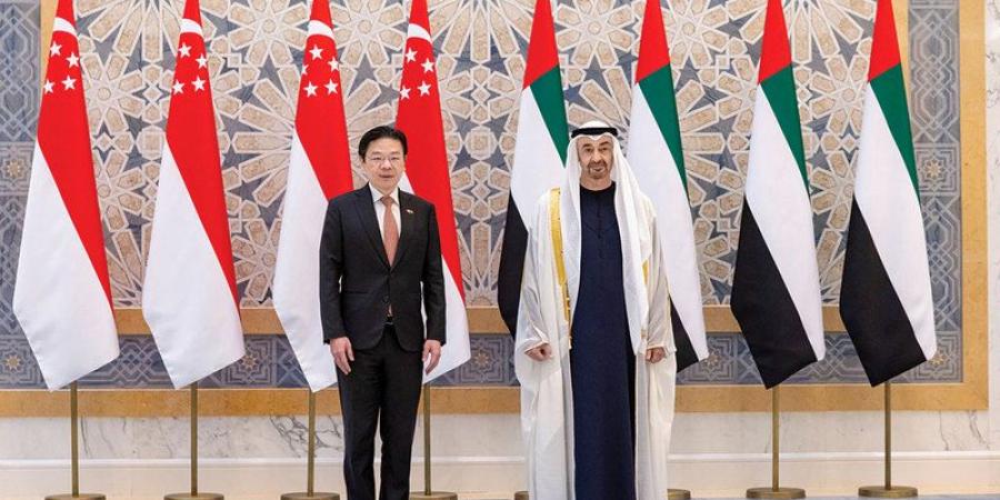رئيس الدولة ورئيس وزراء سنغافورة يبحثان علاقات التعاون والتطورات الإقليمية