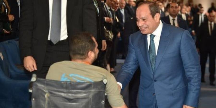 فخامة الرئيس السيسي يستجيب لرغبة مواطن من متحدى الإعاقة لمصافحته :اليوم السابع