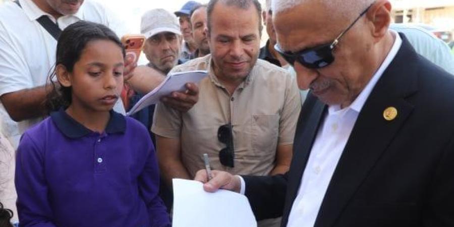 لفتة إنسانية.. محافظ شمال سيناء يقلّ طلابا إلى منازلهم عقب جولة ميدانية :اليوم السابع