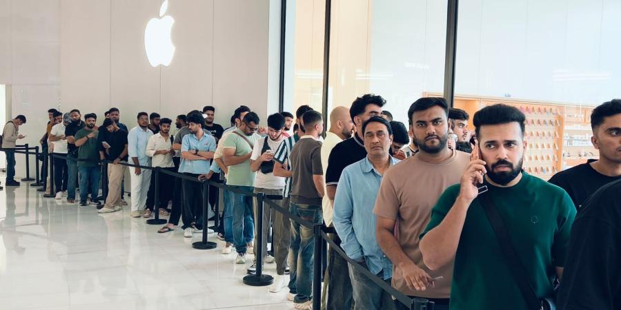 منذ الصباح الباكر.. طوابير أمام "أبل" في دبي مول لاقتناء "آيفون دوو".. صور