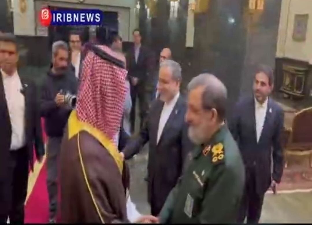 خالد بن سلمان في طهران ضمن وفود ثلاثة بلدان لبحث الاستقرار الإقليمي