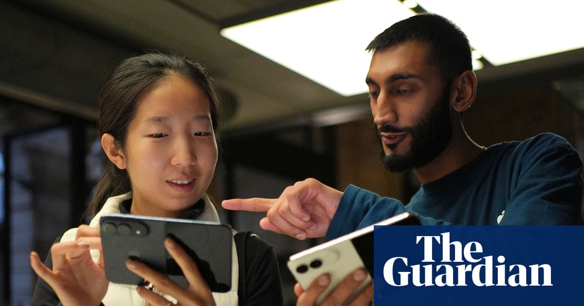 أبلغ أصحاب iPhone Duo عن وجود شقوق في أول هاتف قابل للطي من Apple