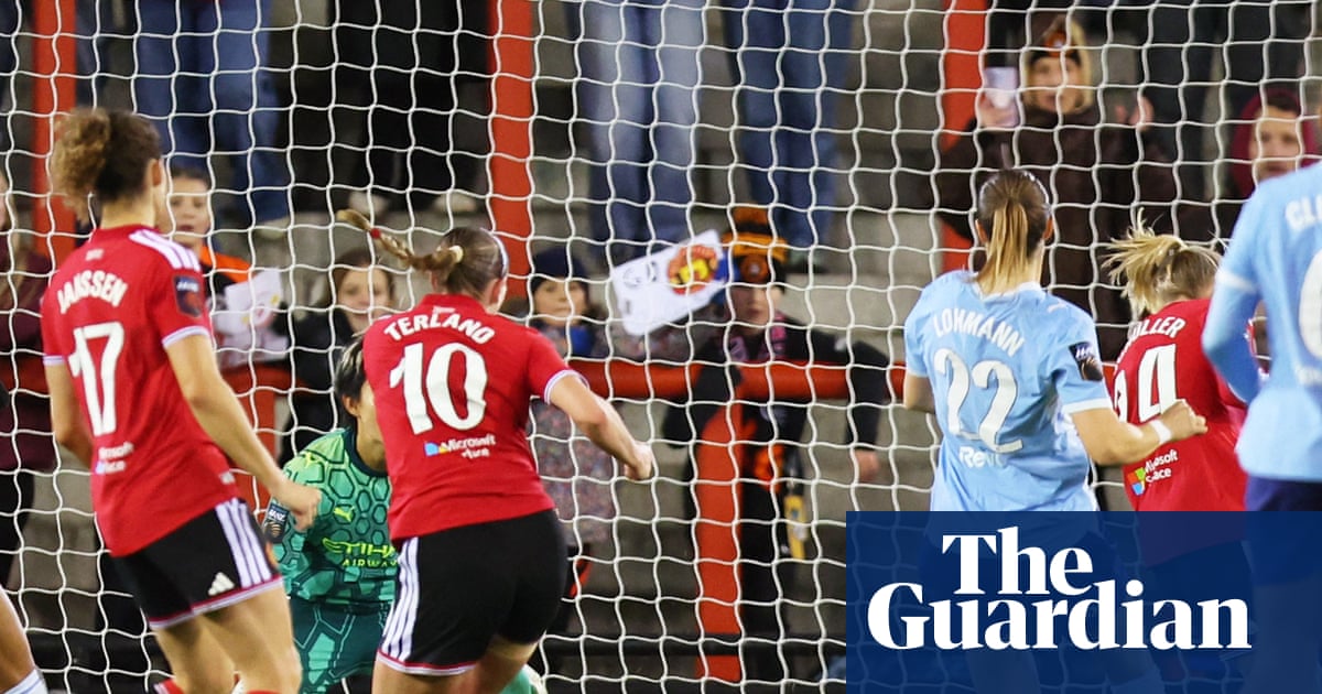 تيرلاند يسجل هدفًا متأخرًا لينهي يونايتد بداية مانشستر سيتي المظفرة في دوري WSL