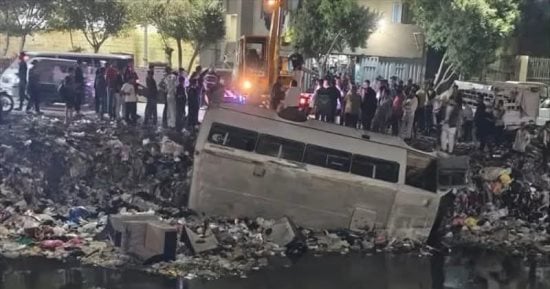 انتشال أتوبيس سقط في ترعة الشرقاوية بشبرا الخيمة بدون ركاب.. صور