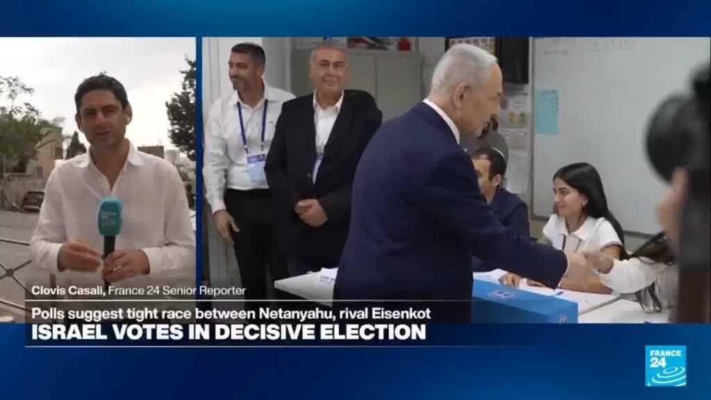 رئيس الوزراء الإسرائيلي يدلي بصوته بينما يعبر الناخبون عن معارضتهم لنتنياهو خارج مراكز الاقتراع